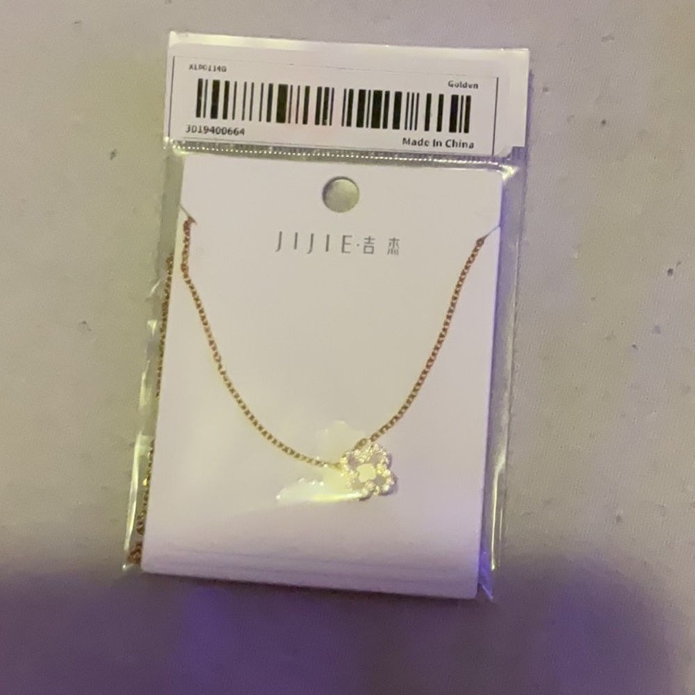 Brand new gold/silver clover shaped necklace from temu